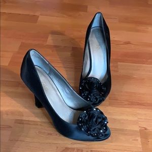 Me Too black satin heel 4”